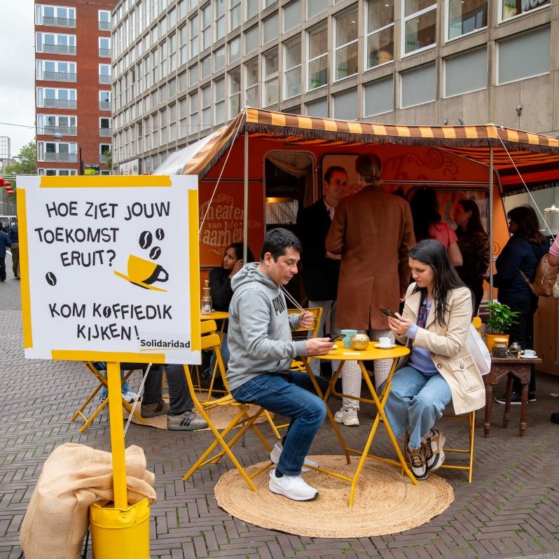 Koffiedik kijken actie in Den Haag